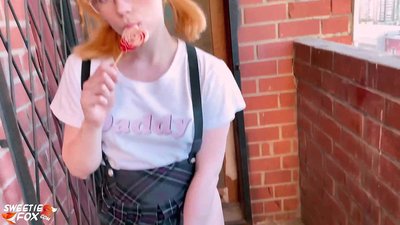 Schoolgirl chuqur uning Dick so'radi va sinflar o'rniga fucks.