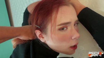 Odam og'izda va mushuk itoatkor qizil sochli jingalak va ko'kraklarda sikilgan