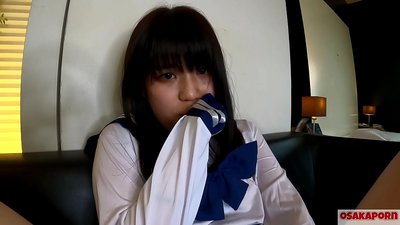 18 yoshli yapon qiz kichkina ko'kraklari bilan squirts va barmoq sikish va jinsiy o'yinchoq bilan orgazm. Maktab kosplay kostyumidagi osiyolik qiz havaskor videoda minut beradi. Mao 7 OSAKAPORN.