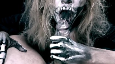 Demon qiz qora og'zi bilan xo'roz so'rish va yutish cuma.